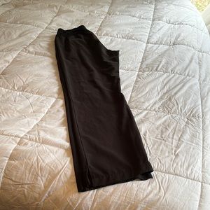 Jockey Large Black Scrubs Yoga waist band. Has a couple stains 2358-015